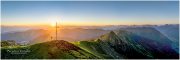 Gumpeneck-Pan.-3x1-10819x3604px-0071b-22-07-25, Paradies Ennstal, Thomas Hofer, Landschaft, Bild, Foto, Aufnahme, Ennstal, Luftbild, Imagetrailer, Schladming Dachstein, Ennstal Mitte, Gumpeneck, Gemeinde Sölk, Sommer, alle Bilder, Panoramabild, Sonne, Sonnenaufgang, Berg, Aussicht, Gipfelkreuz, Luftaufnahme