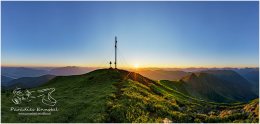 Gumpeneck-2x1-3354-22-07-25, Paradies Ennstal, Thomas Hofer, Landschaft, Bild, Foto, Aufnahme, Ennstal, Luftbild, Imagetrailer, Schladming Dachstein, Ennstal Mitte, Gumpeneck, Gemeinde Sölk, Sommer, alle Bilder, Sonne, Sonnenaufgang, Berg, Aussicht, Gipfelkreuz
