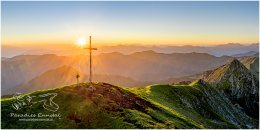 Gumpeneck-Pan.-2x1-10819x3604px-0071-22-07-25, Paradies Ennstal, Thomas Hofer, Landschaft, Bild, Foto, Aufnahme, Ennstal, Luftbild, Imagetrailer, Schladming Dachstein, Ennstal Mitte, Gumpeneck, Gemeinde Sölk, Sommer, alle Bilder, Panoramabild, Sonne, Sonnenaufgang, Berg, Aussicht, Gipfelkreuz, Luftaufnahme