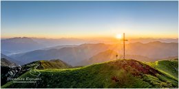 Gumpeneck-Pan.-2x1-10819x3604px-0071b-22-07-25, Paradies Ennstal, Thomas Hofer, Landschaft, Bild, Foto, Aufnahme, Ennstal, Luftbild, Imagetrailer, Schladming Dachstein, Ennstal Mitte, Gumpeneck, Gemeinde Sölk, Sommer, alle Bilder, Panoramabild, Sonne, Sonnenaufgang, Berg, Aussicht, Gipfelkreuz, Luftaufnahme