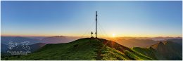 Gumpeneck-Pan.-3x1-13668x4555px-3354-22-07-25, Paradies Ennstal, Thomas Hofer, Landschaft, Bild, Foto, Aufnahme, Ennstal, Luftbild, Imagetrailer, Schladming Dachstein, Ennstal Mitte, Gumpeneck, Gemeinde Sölk, Sommer, alle Bilder, Panoramabild, Sonne, Sonnenaufgang, Berg, Aussicht, Gipfelkreuz