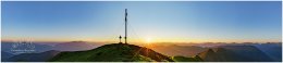 Gumpeneck-Pan.-45x1-16160x3592px-3354-22-07-25, Paradies Ennstal, Thomas Hofer, Landschaft, Bild, Foto, Aufnahme, Ennstal, Luftbild, Imagetrailer, Schladming Dachstein, Ennstal Mitte, Gumpeneck, Gemeinde Sölk, Sommer, alle Bilder, Panoramabild, Sonne, Sonnenaufgang, Berg, Aussicht, Gipfelkreuz