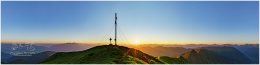 Gumpeneck-Pan.-4x1-16158x4040px-3354-22-07-25, Paradies Ennstal, Thomas Hofer, Landschaft, Bild, Foto, Aufnahme, Ennstal, Luftbild, Imagetrailer, Schladming Dachstein, Ennstal Mitte, Gumpeneck, Gemeinde Sölk, Sommer, alle Bilder, Panoramabild, Sonne, Sonnenaufgang, Berg, Aussicht, Gipfelkreuz