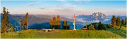 Hohe-Trett-Morgensonne-Panorama-VK230201, Ennstal Mitte, Ennstal Ost, Panoramabild, Hohe Trett, Grimming, Gemeinde Aigen, Marktgemeinde Irdning-Donnersbachtal, Gemeinde Wörschach, Gemeinde Lassing, Luftaufnahme, Herbst, alle Bilder, Nebel, Berg, Aussicht, Gipfelkreuz, Bankerl, Paradies Ennstal, Thomas Hofer, Landschaft, Bild, Foto, Aufnahme, Ennstal, Luftbild, Imagetrailer, Schladming Dachstein,