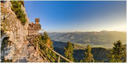 Stoderkircherl-Sonnenuntergang-2x1-17-817024-10-20, Paradies Ennstal, Thomas Hofer, Landschaft, Bild, Foto, Aufnahme, Ennstal, Luftbild, Imagetrailer, Schladming Dachstein,  Ennstal Mitte, Ennstal West, Friedenskircherl, Stoderkircherl, Gemeinde Aich, Marktgemeinde Gröbming, 9 Plätze 9 Schätze, Frühling, Sonne, Sonnenuntergang, alle Bilder, Aussicht, Kirche, Kapelle