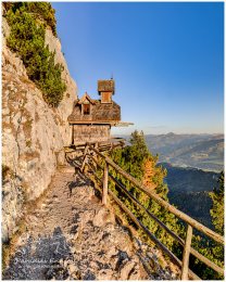 Stoderkircherl-Sonnenuntergang-4x5-17-817024-10-20, Paradies Ennstal, Thomas Hofer, Landschaft, Bild, Foto, Aufnahme, Ennstal, Luftbild, Imagetrailer, Schladming Dachstein,  Ennstal Mitte, Ennstal West, Friedenskircherl, Stoderkircherl, Gemeinde Aich, Marktgemeinde Gröbming, 9 Plätze 9 Schätze, Frühling, Sonne, Sonnenuntergang, alle Bilder, Aussicht, Kirche, Kapelle