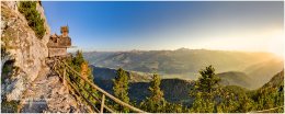 Stoderkircherl-Sonnenuntergang-Panorama-25x1-13456x5383px-17-817024-10-20, Paradies Ennstal, Thomas Hofer, Landschaft, Bild, Foto, Aufnahme, Ennstal, Luftbild, Imagetrailer, Schladming Dachstein,  Ennstal Mitte, Ennstal West, Panoramabild, Friedenskircherl, Stoderkircherl, Gemeinde Aich, Marktgemeinde Gröbming, 9 Plätze 9 Schätze, Frühling, Sonne, Sonnenuntergang, alle Bilder, Aussicht, Kirche, Kapelle