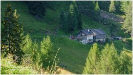 Wachlingeralm-16x9-3505-22-07-25, Paradies Ennstal, Thomas Hofer, Landschaft, Bild, Foto, Aufnahme, Ennstal, Luftbild, Imagetrailer, Schladming Dachstein, Ennstal Mitte, Gumpeneck, Gemeinde Sölk, Sommer, alle Bilder, Berg, Aussicht, Wachlingeralm, Hütte, Alm, Almhütte