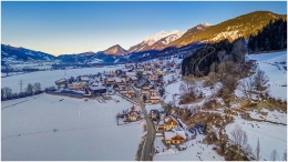 Gemeinde Aich, Ennstal West, Dachstein, Assach, Ortschaft, Winter, Luftaufnahme, Sonnenaufgang, alle Bilder, Schnee,  Kirche, Paradies Ennstal, Thomas Hofer, Landschaftsfoto, Landschaftsbild, Landschaftsaufnahme, Foto, Bild, Aufnahme, Ennstal, Luftbild, Luftaufnahme, Drohnenfoto, Panoramabild, Panoramafoto, 360 Grad, Imagetrailer, Assach_Morgenstimmung 5987