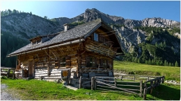 Stadtgemeinde Schladming, Ennstal West, Ursprungalm, Sommer, alle Bilder, Wiese, Alm, Almhütte, Hütte, Zaun, Paradies Ennstal, Thomas Hofer, Landschaftsfoto, Landschaftsbild, Landschaftsaufnahme, Foto, Bild, Aufnahme, Ennstal, Luftbild, Luftaufnahme, Drohnenfoto, Panoramabild, Panoramafoto, 360 Grad, Imagetrailer, Ursprungalm 4124