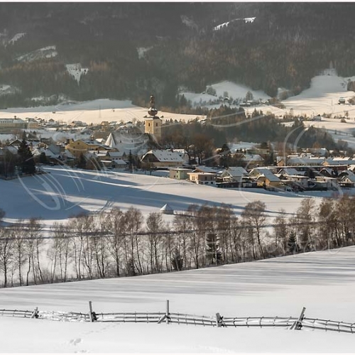 Marktgemeinde Irdning-Donnersbachtal, Ennstal Mitte, Irdning, Ortschaft, Kirche, Schnee, Winter, alle Bilder, Zaun, Marktgemeinde Irdning-Donnersbachtal, Landschaftfotos, Landschaftsfotografie, Winter, Wandergebiet, Winterstimmung, Paradies Ennstal, Kirche, Paradies Ennstal, Thomas Hofer, Landschaftsfoto, Landschaftsbild, Landschaftsaufnahme, Foto, Bild, Aufnahme, Ennstal, Luftbild, Luftaufnahme, Drohnenfoto, Panoramabild, Panoramafoto, 360 Grad, Imagetrailer, Irdning 5813